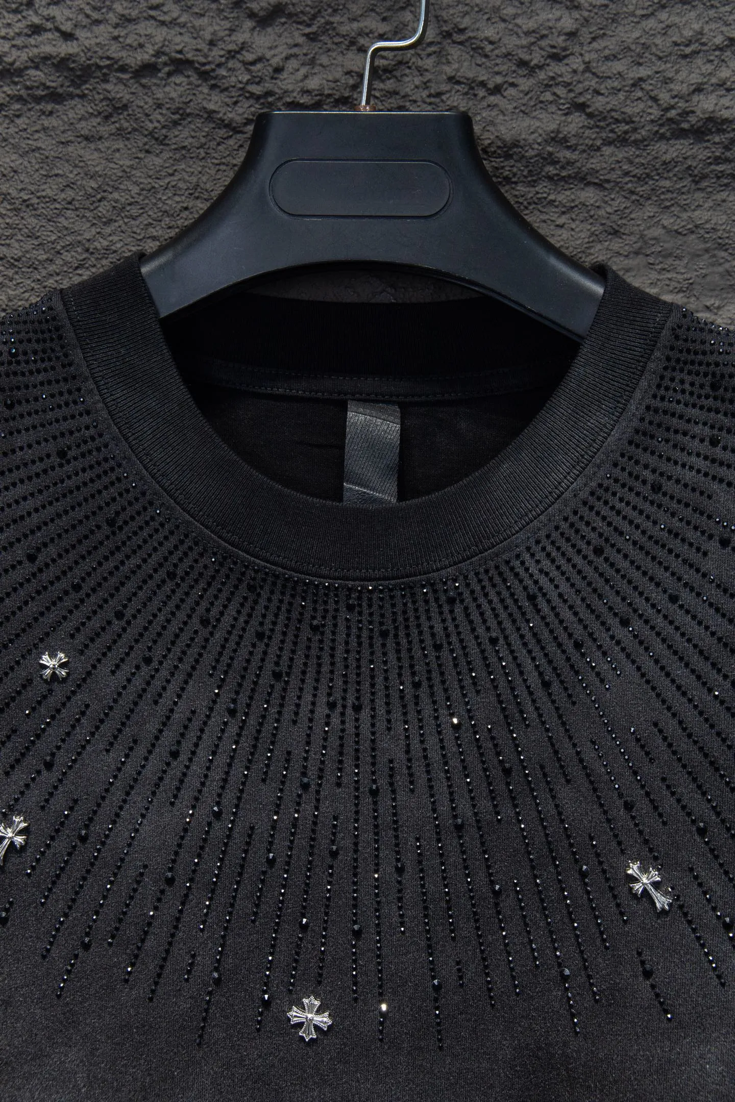 🅿️200 Style No.: 7252# Chrome hearts washed sandblasted rhinestone short sleeves • 25ss ⚠YB custom-woven and dyed fabric, color rhinestones, pattern The fabric is woven by imported machines, the uniqueness of the cloth texture creates a perfect garment effect. The fabric is made of 260g net cloth with 320g 1*1 rib, 4-color environmentally friendly dyed fabric, and the threads are in the same cylinder with no color difference.  Garment dyeing, garment washing and snow-frying process, and partial sandblasting to make it look old and white. Hat, collar, pockets, cuffs, front and rear threads, the details are clearly visible. Double yarn combed pure cotton high-end dust-free fabric, 32-pin high-end textile thread 70D ultra-fine elastic stitching, nearly invisible threading, close-fitting and comfortable. The white gray fabric is dyed, washed and sanded to make it old, showing the grayish blue light effect of the original black. Thousands of Austrian rhinestones are specially ordered to have the bling of natural crystals under the light. Bling effect, multi-section reflective points, extremely high production cost, laser molding includes computer engraving machine and laser machine It is accurate in granules. Finally, it is ironed at high temperature to finalize the shape. After ironing, you need to repeatedly test the firmness on the ironing pattern. It can show colorful reflections under the light. The collar webbing extends to the shoulder for reinforcement, and the stitches are knocked down at the connection. The hem and The cuffs are all made of 0.2mm needle-pitch double-thread turning. They are carefully produced at high cost. The weight of the entire garment reaches more than 1 kilogram. The attitude of making goods with a magnifying glass restores the quality and effect of the product. A full set of customized accessories only presents every detail to customers. The body of the garment is made of hardware and rhinestones, which greatly increases the interest of the garment and creates a unique visual effect. The special washing effect creates a unique aged effect.  The Paris short-sleeve must be the first short-sleeved piece in spring and summer that blurs the boundaries of unisex style. It has a classic dropped shoulder, oversize version, and a loose and casual upper body.  Color: Washed Black White Size: S M L XL